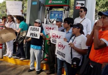 Sellan gasolinera contra alza y anuncian más protestas en CDMX