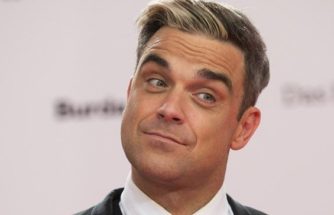 Robbie Williams se desinfecta las manos tras tocar a sus fans (+video)