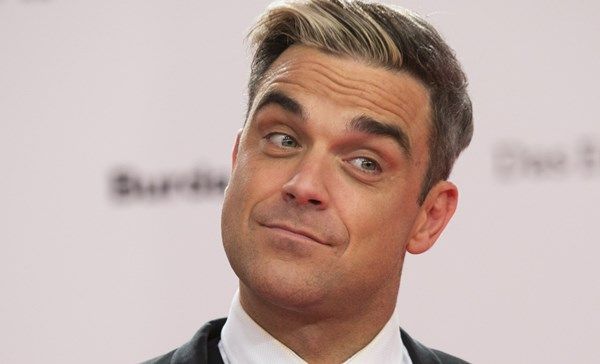 Robbie Williams se desinfecta las manos tras tocar a sus fans (+video)