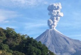 Volcán de Colima lanza exhalación de más de mil 800 metros de altura