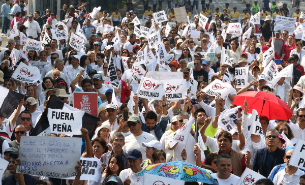 Decenas de personas marchan contra gasolinazo en la CDMX