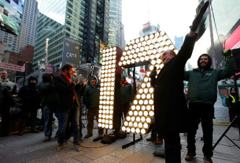 NY recibe el 2017 con la icónica bola de cristal de Times Square (+video)