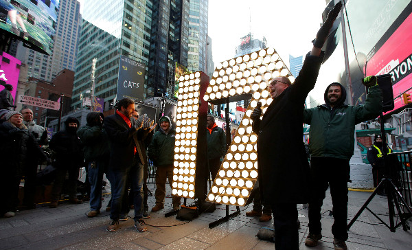 NY recibe el 2017 con la icónica bola de cristal de Times Square (+video)