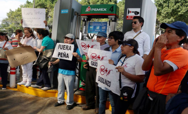 Clausuran gasolinera; exigen marcha atrás a gasolinazo