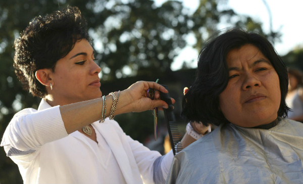 Estilistas de Reynosa apoyan con cortes de pelo a migrantes