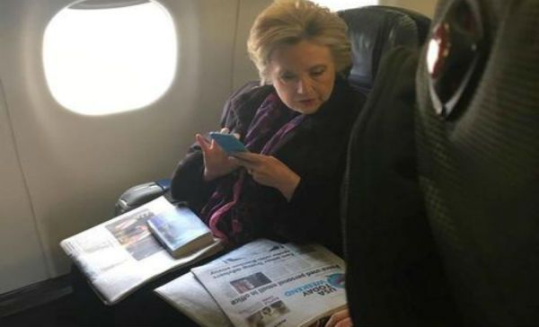 Hillary Clinton se viraliza por foto leyendo USA Today